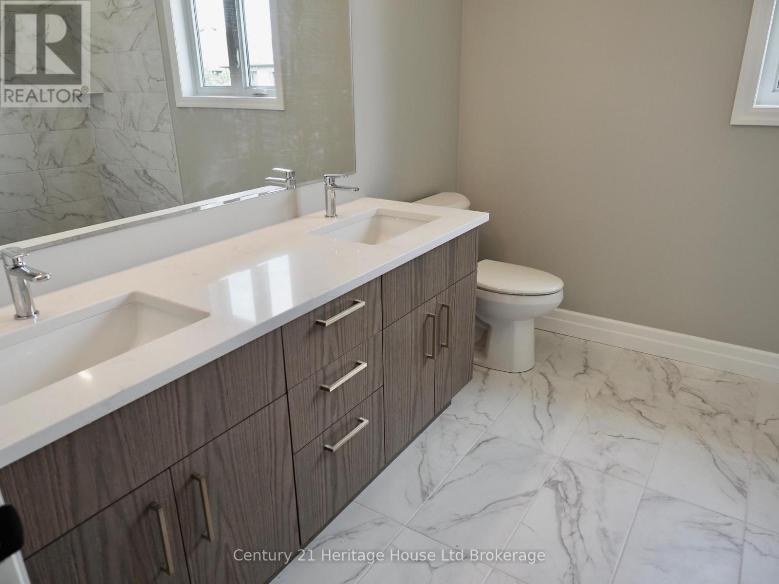 28 Sycamore Drive, Tillsonburg, ON - Indoor Photo Showing Bathroom