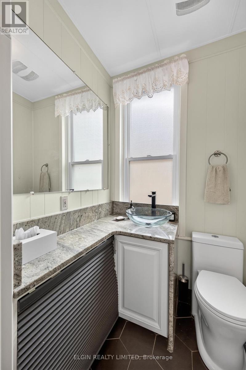 Main Floor Bathroom - 25 Locust Street, St. Thomas, ON - Indoor Photo Showing Bathroom