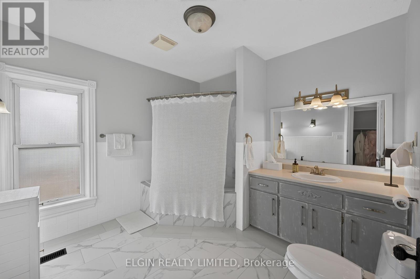 Second Floor Bathroom - 25 Locust Street, St. Thomas, ON - Indoor Photo Showing Bathroom