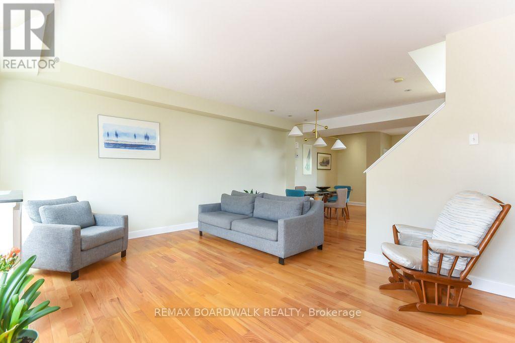 51 Drouin Avenue, Ottawa, ON - Indoor Photo Showing Living Room