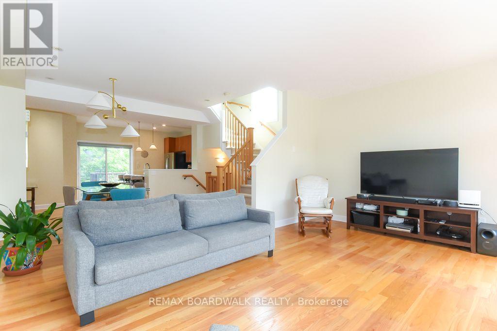 51 Drouin Avenue, Ottawa, ON - Indoor Photo Showing Living Room