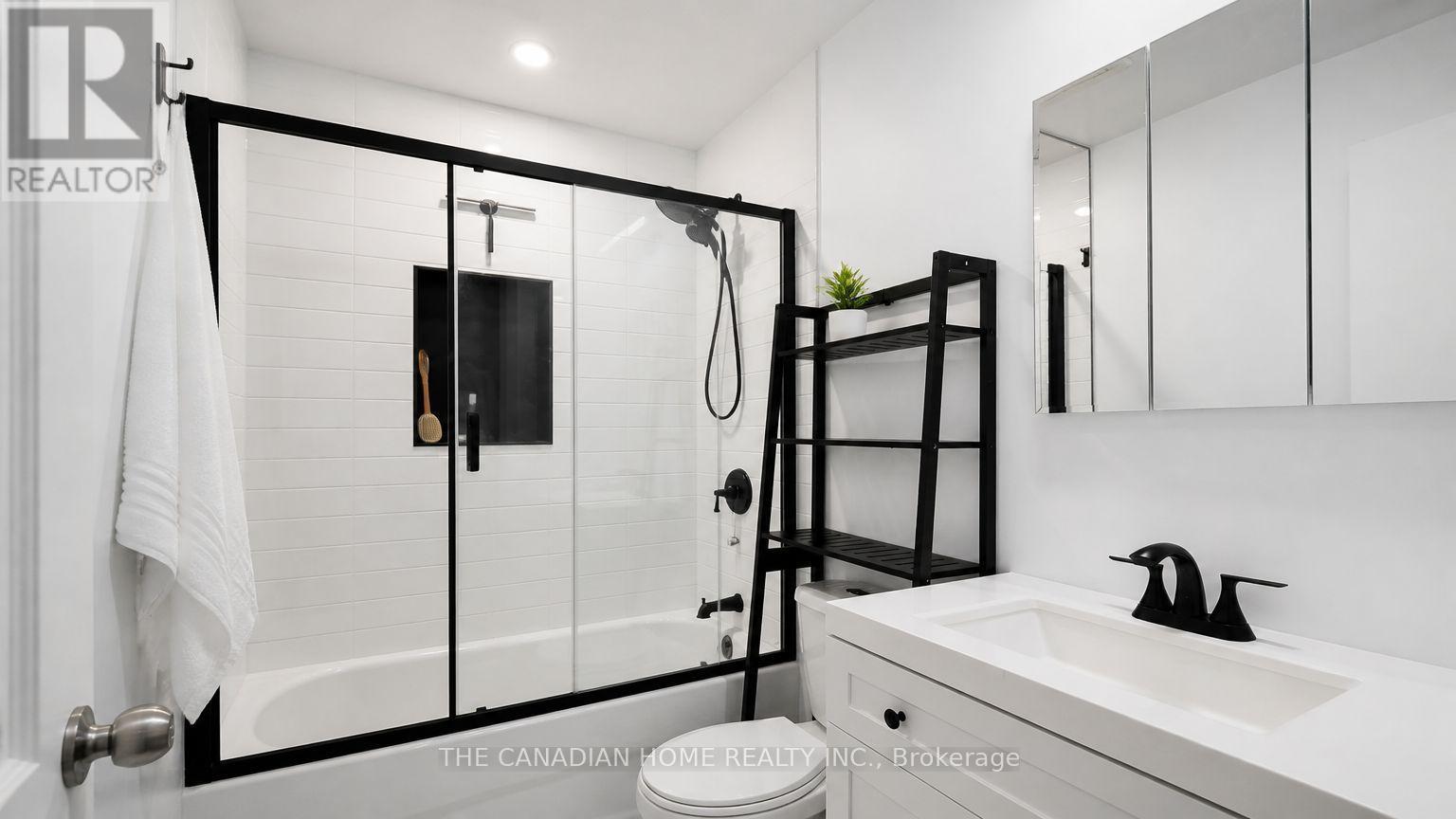 142 Winston Boulevard, Cambridge, ON - Indoor Photo Showing Bathroom