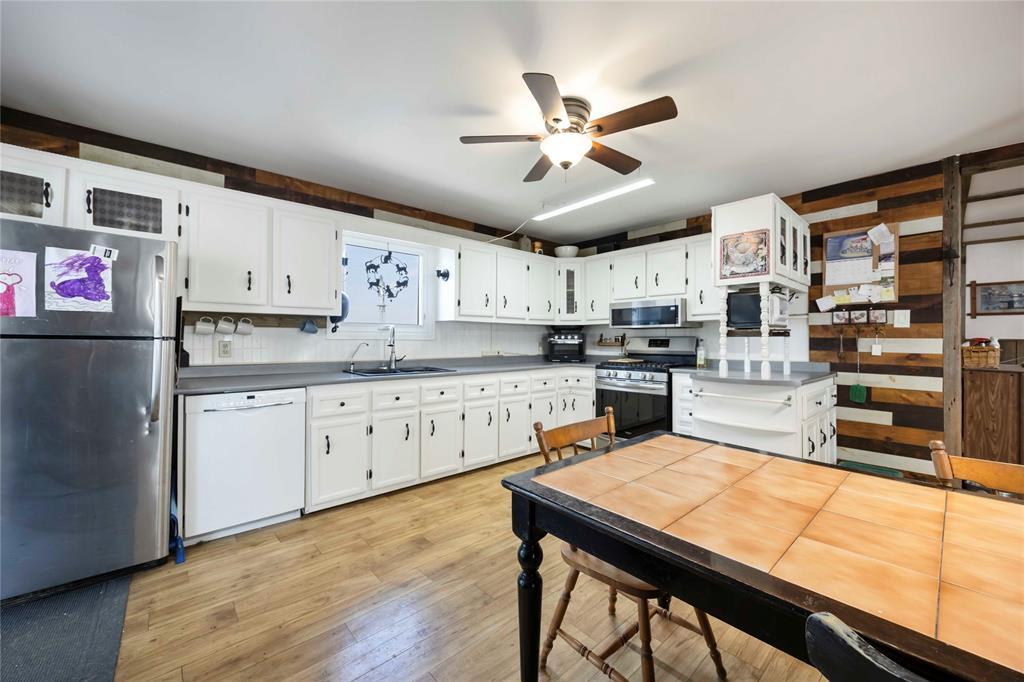 3327 Petrolia Line, Petrolia, ON