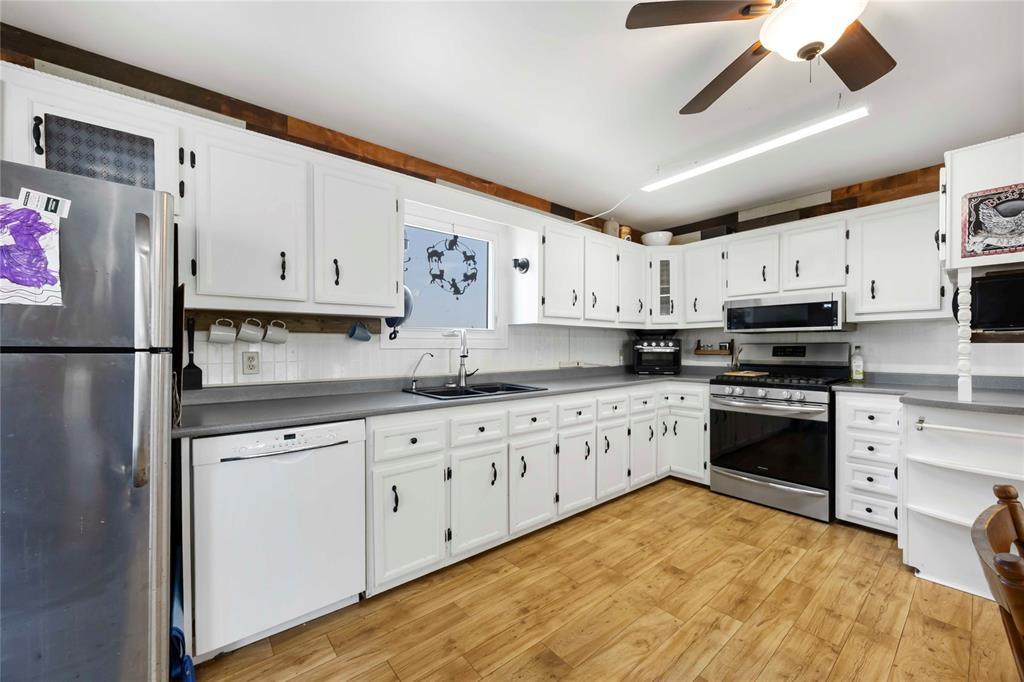 3327 Petrolia Line, Petrolia, ON