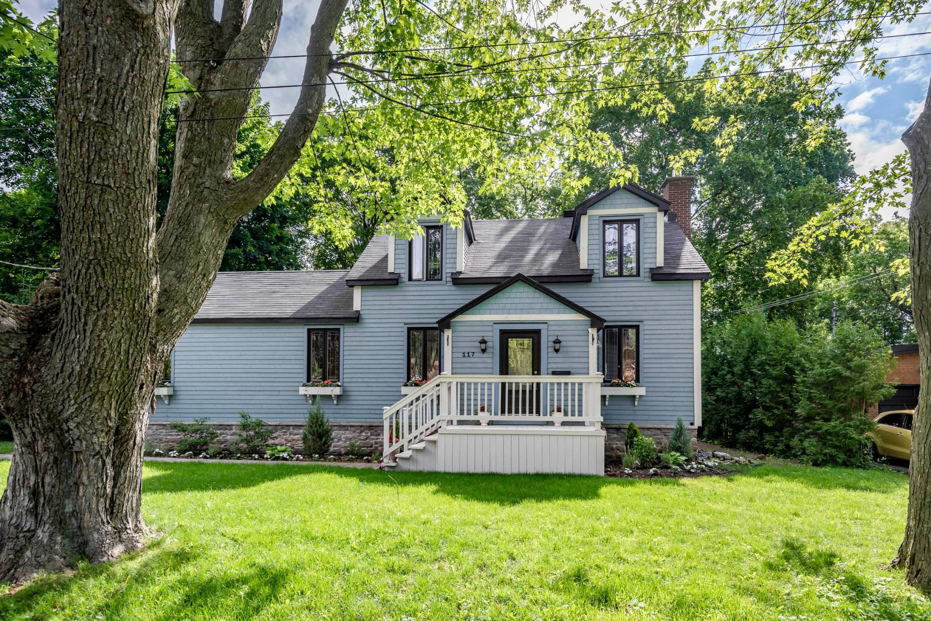 Front of Structure - 117 Av. St-Andrew, Beaconsfield, QC