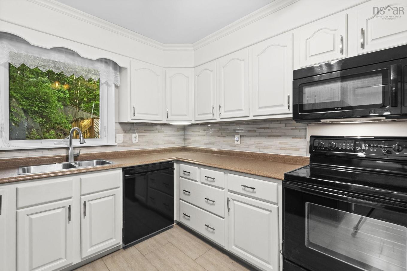 10 Plymouth Street, Halifax, NS - Indoor Photo Showing Kitchen With Double Sink