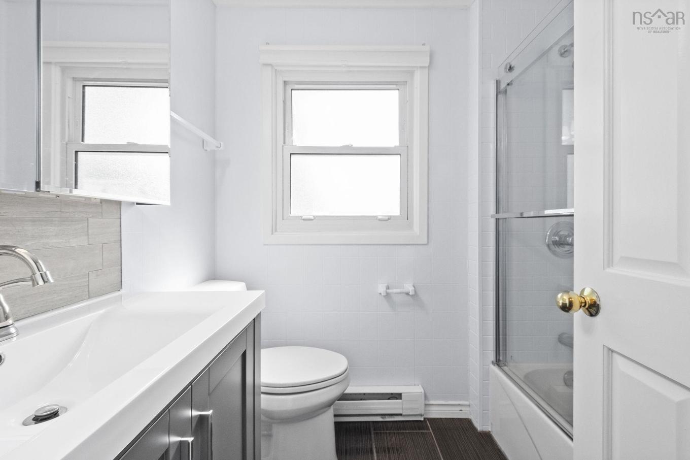 10 Plymouth Street, Halifax, NS - Indoor Photo Showing Bathroom