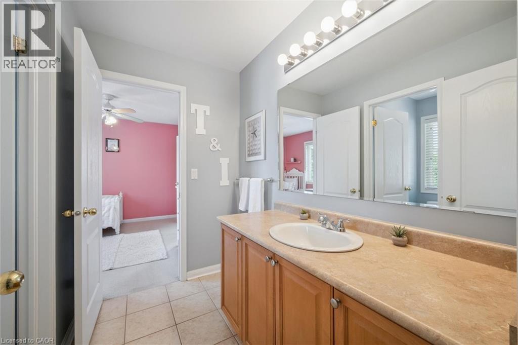 5-piece bathroom - 79 Zieman Crescent, Cambridge, ON