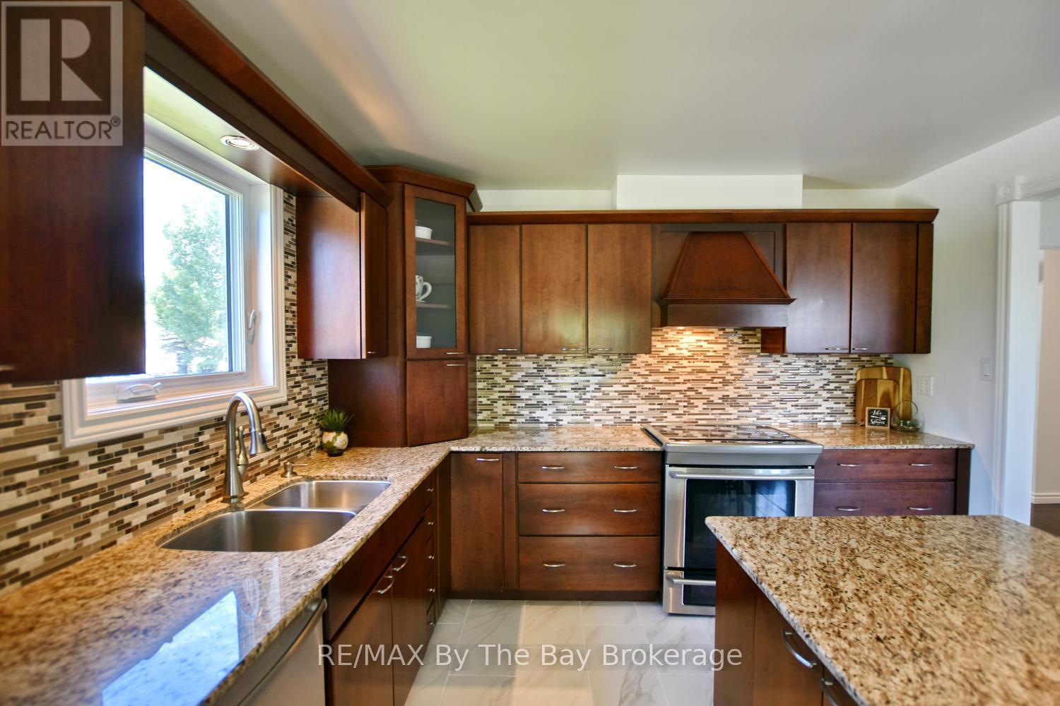 Stainless Steel Appliances - 2 Birchmount Circle, Wasaga Beach, ON