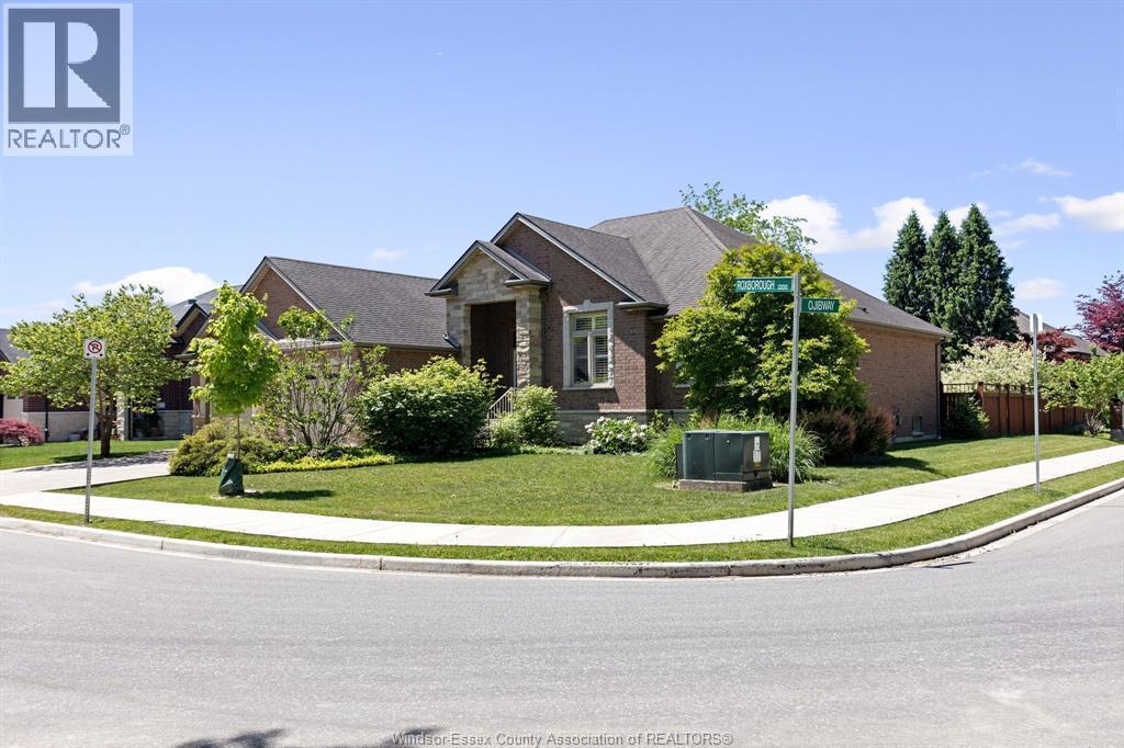 2203 Roxborough, Windsor, ON