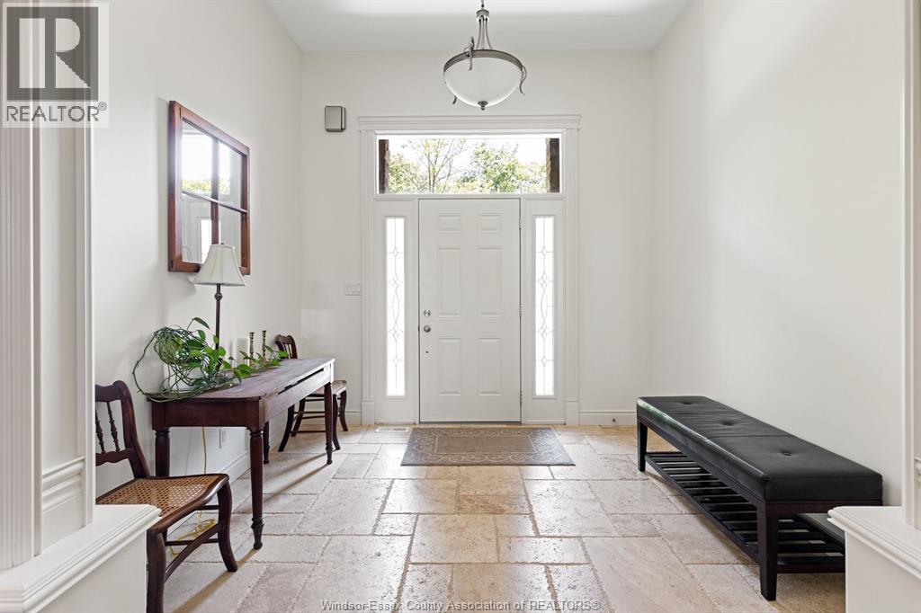 2203 Roxborough, Windsor, ON