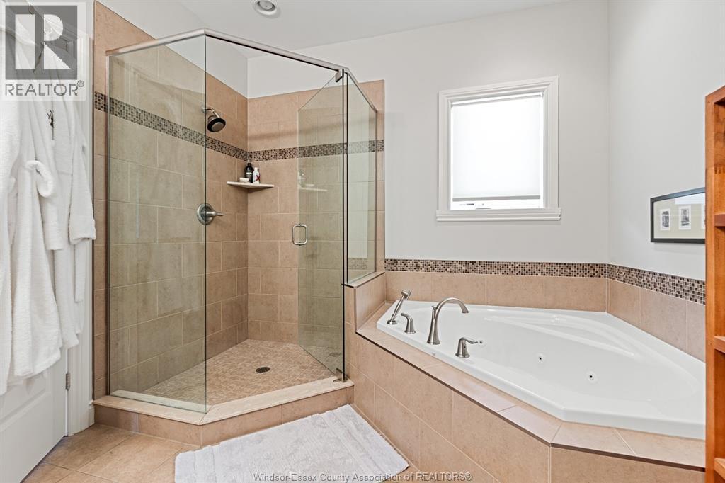 2203 Roxborough, Windsor, ON