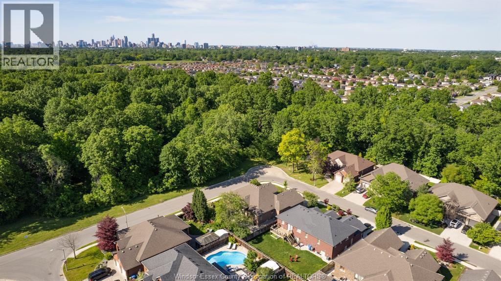 2203 Roxborough, Windsor, ON