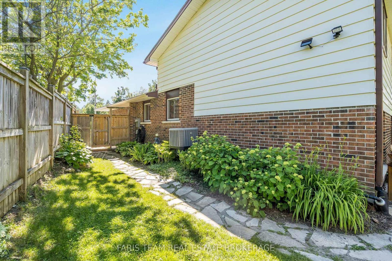 21 Maplehurst Crescent, Barrie, ON