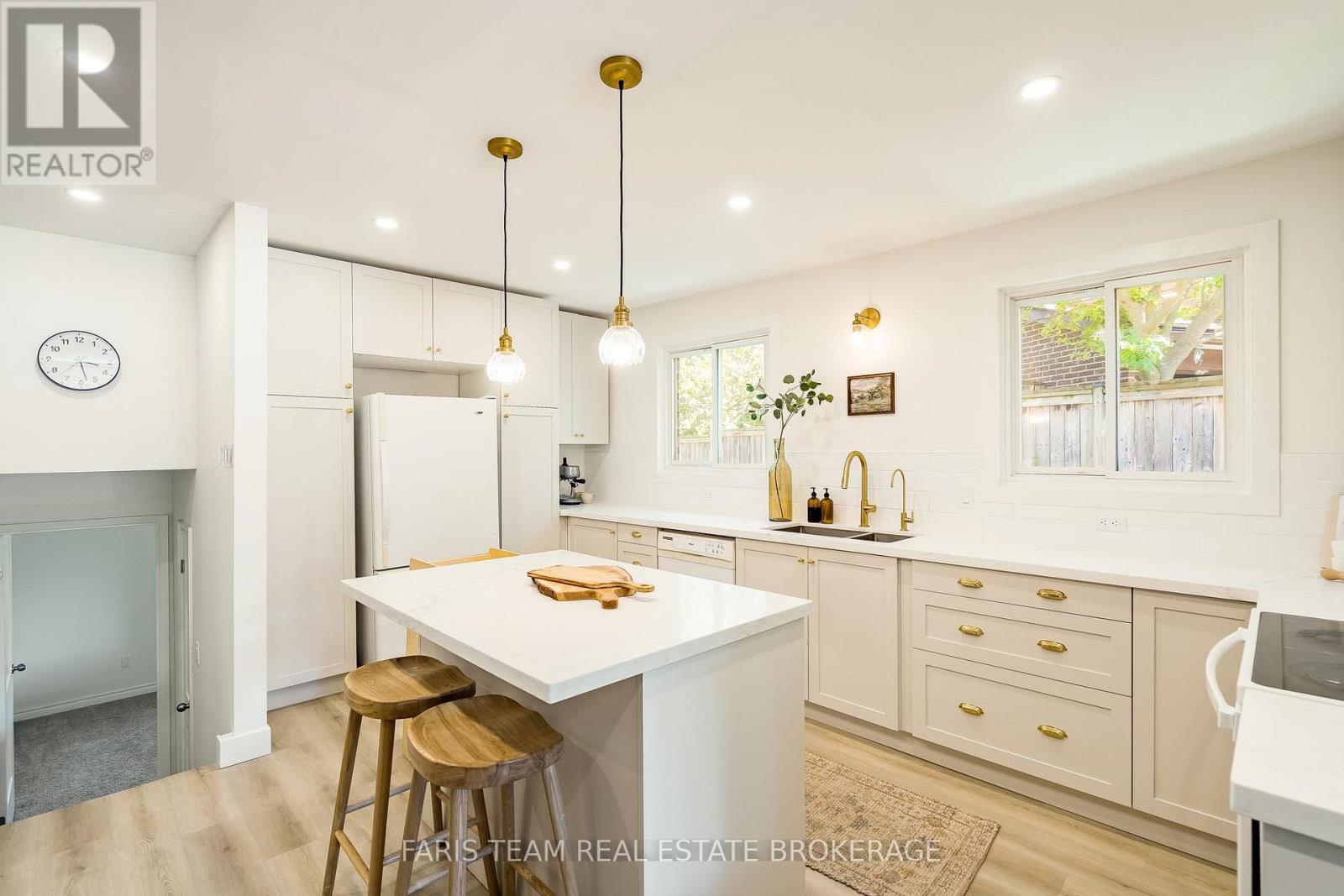 21 Maplehurst Crescent, Barrie, ON