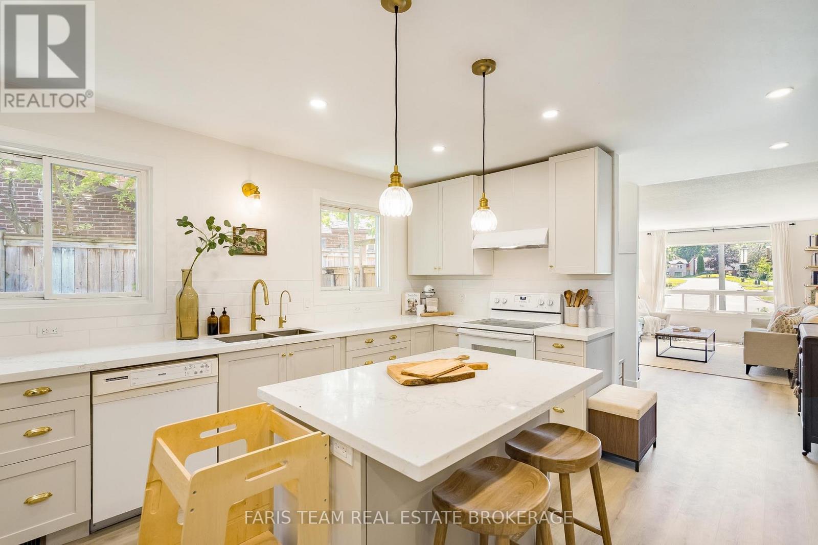 21 Maplehurst Crescent, Barrie, ON
