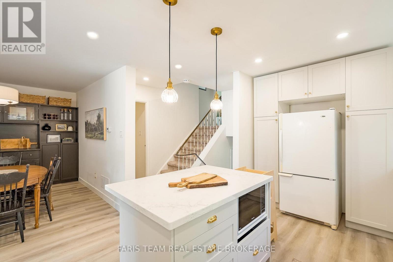 21 Maplehurst Crescent, Barrie, ON
