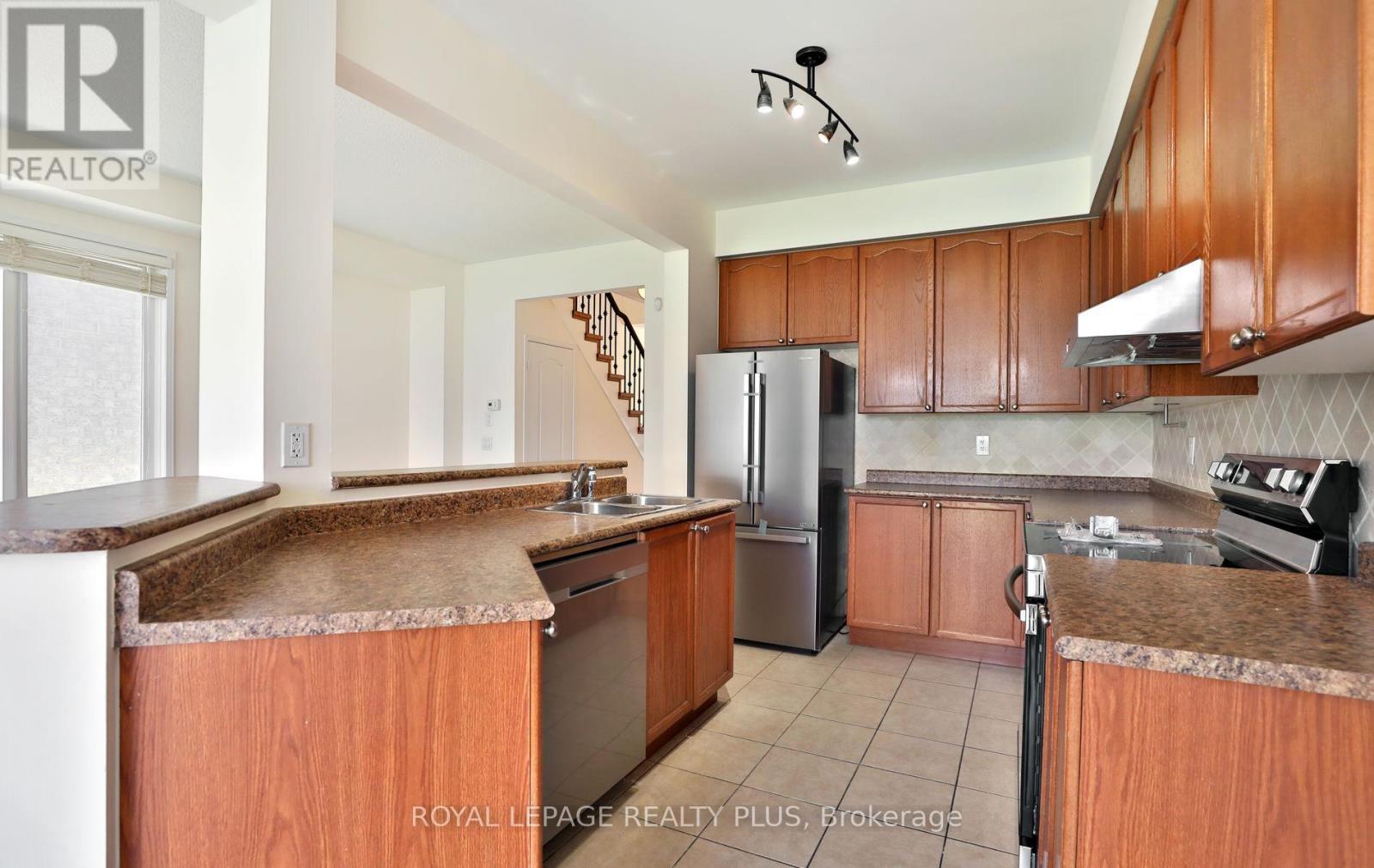 3877 Stardust Drive, Mississauga, ON - Indoor Photo Showing Kitchen With Double Sink