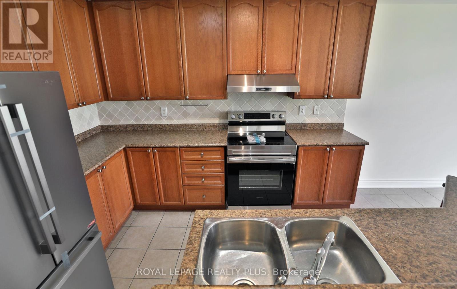 3877 Stardust Drive, Mississauga, ON - Indoor Photo Showing Kitchen With Double Sink