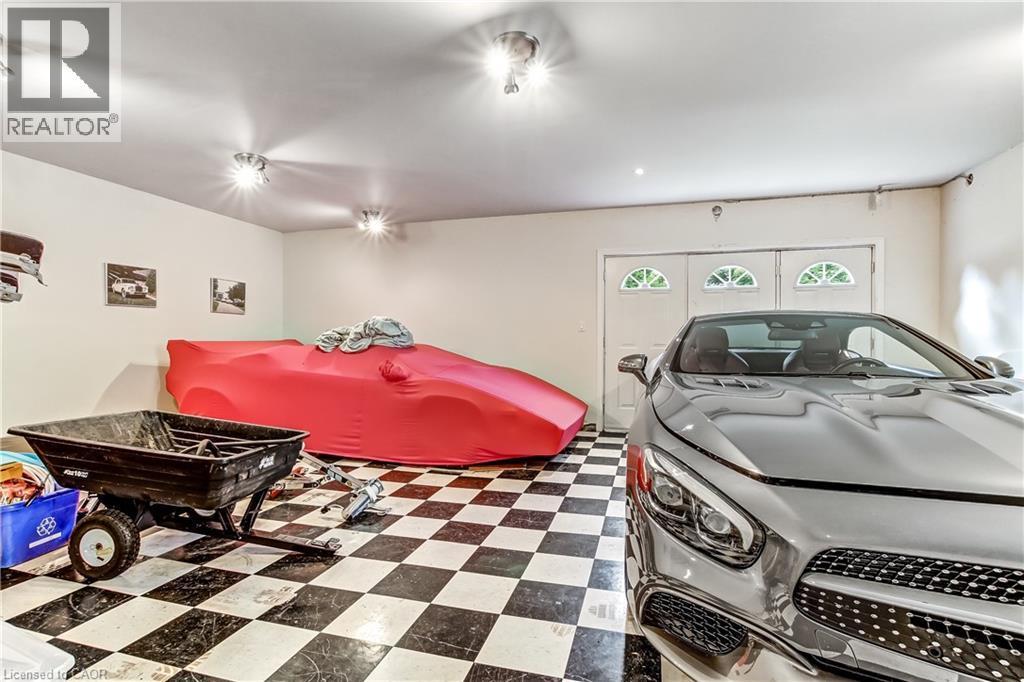 139 Mannheim Crescent, Mannheim, ON - Indoor Photo Showing Garage