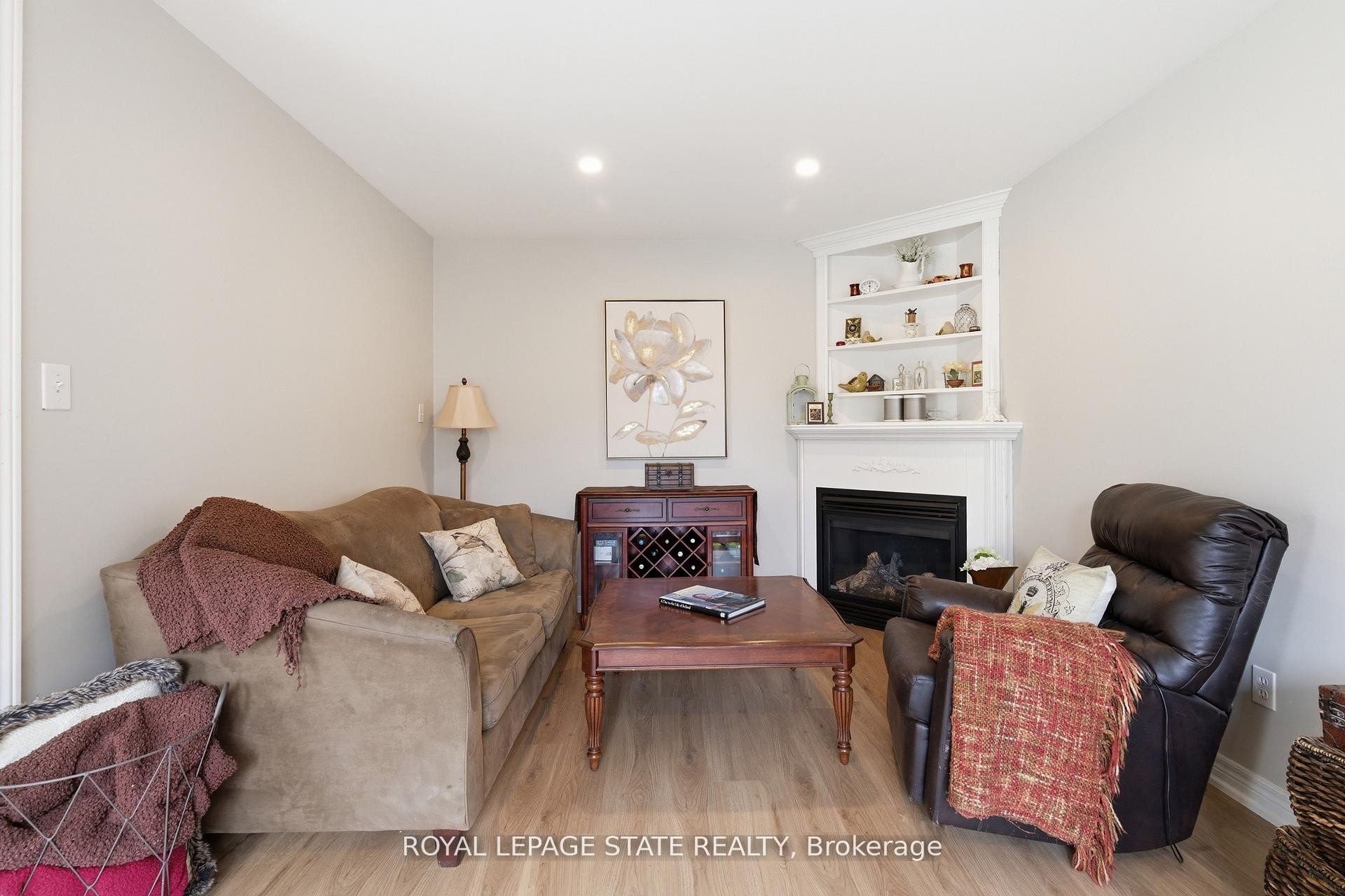 84 Duncairn Crescent, Hamilton, ON - Indoor With Fireplace