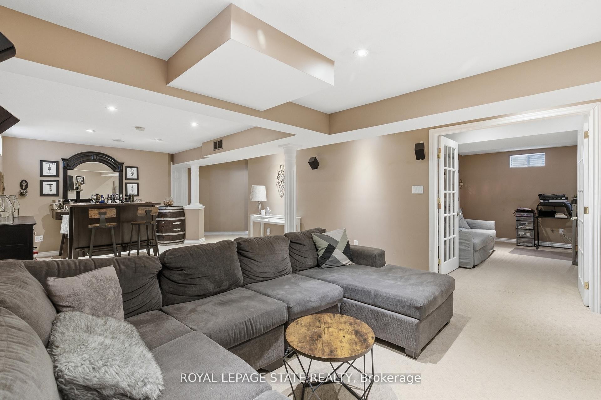 84 Duncairn Crescent, Hamilton, ON - Indoor Photo Showing Living Room