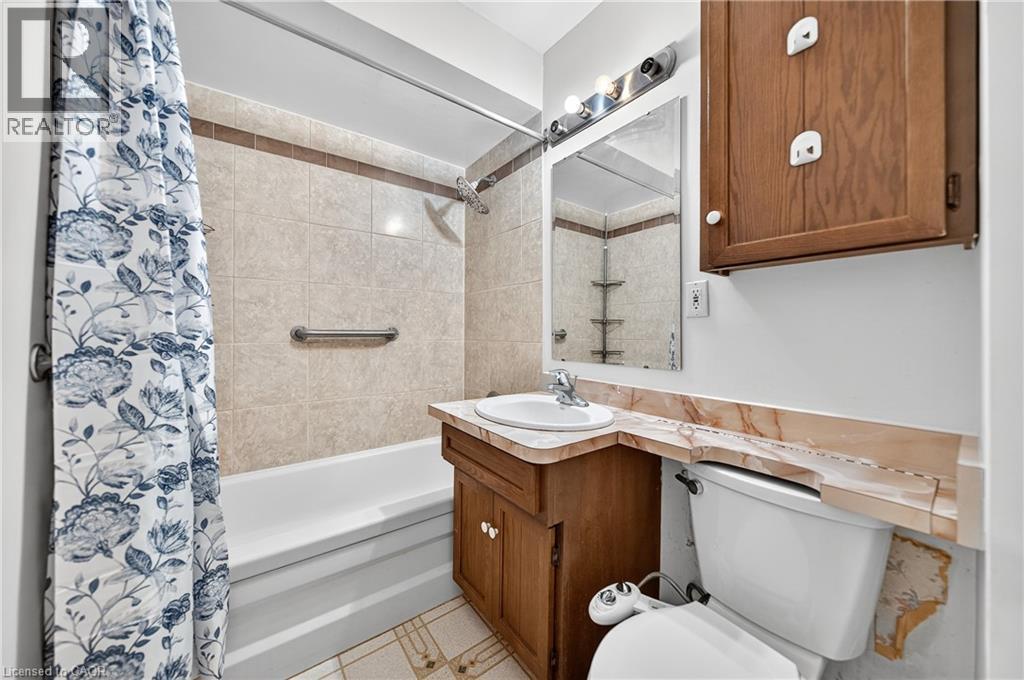497 Victoria Street S, Kitchener, ON - Indoor Photo Showing Bathroom