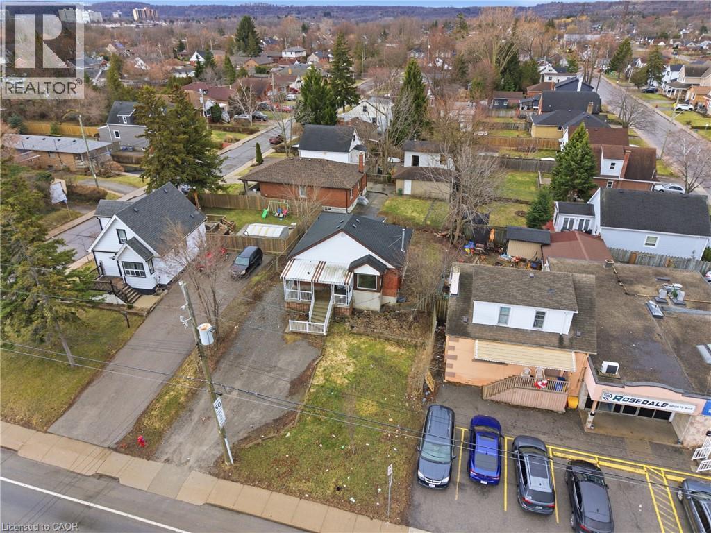 Single-story residence with a covered front porch and a paved driveway - 880 Lawrence Road, Hamilton, ON