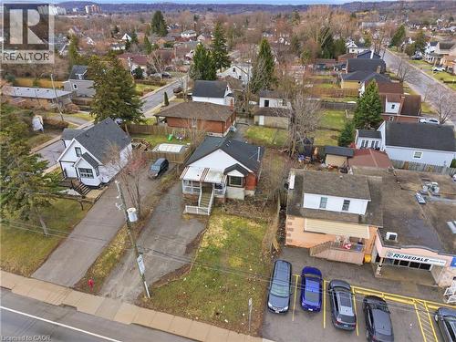 Single-story residence with a covered front porch and a paved driveway - 880 Lawrence Road, Hamilton, ON 