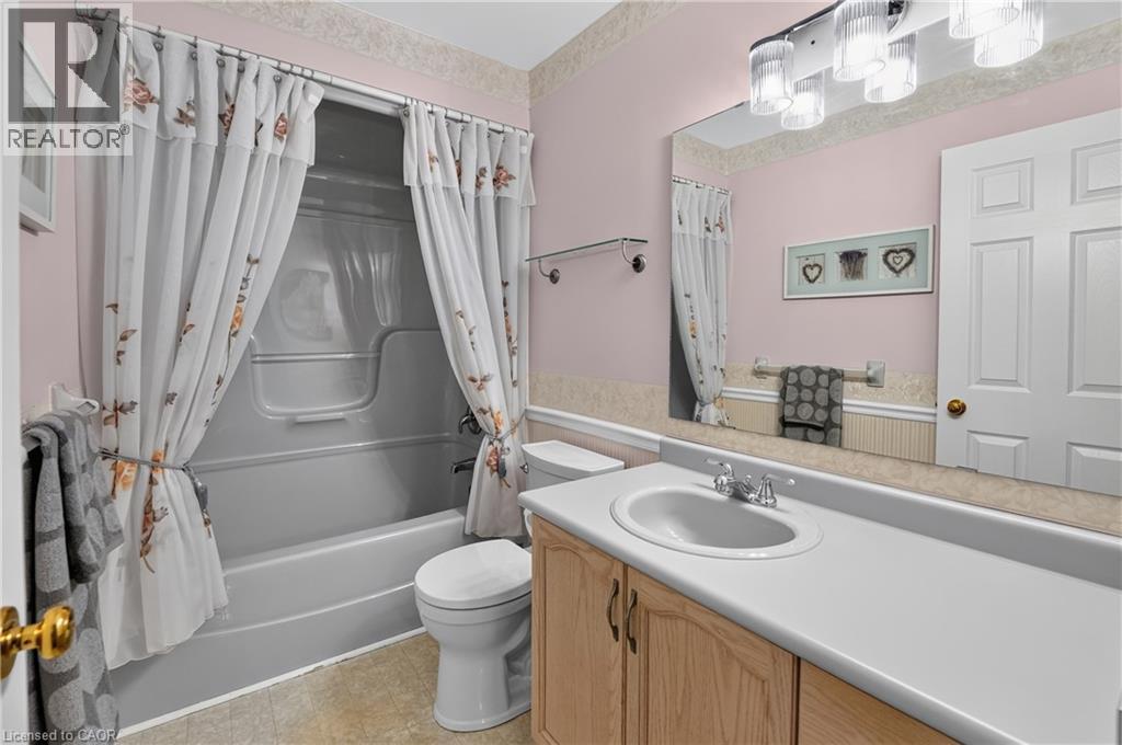 16 Walker Court, Grimsby, ON - Indoor Photo Showing Bathroom