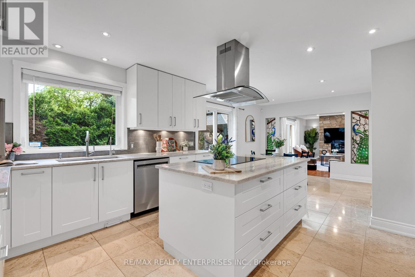 2084 Obeck Crescent, Mississauga, ON - Indoor Photo Showing Kitchen With Double Sink With Upgraded Kitchen