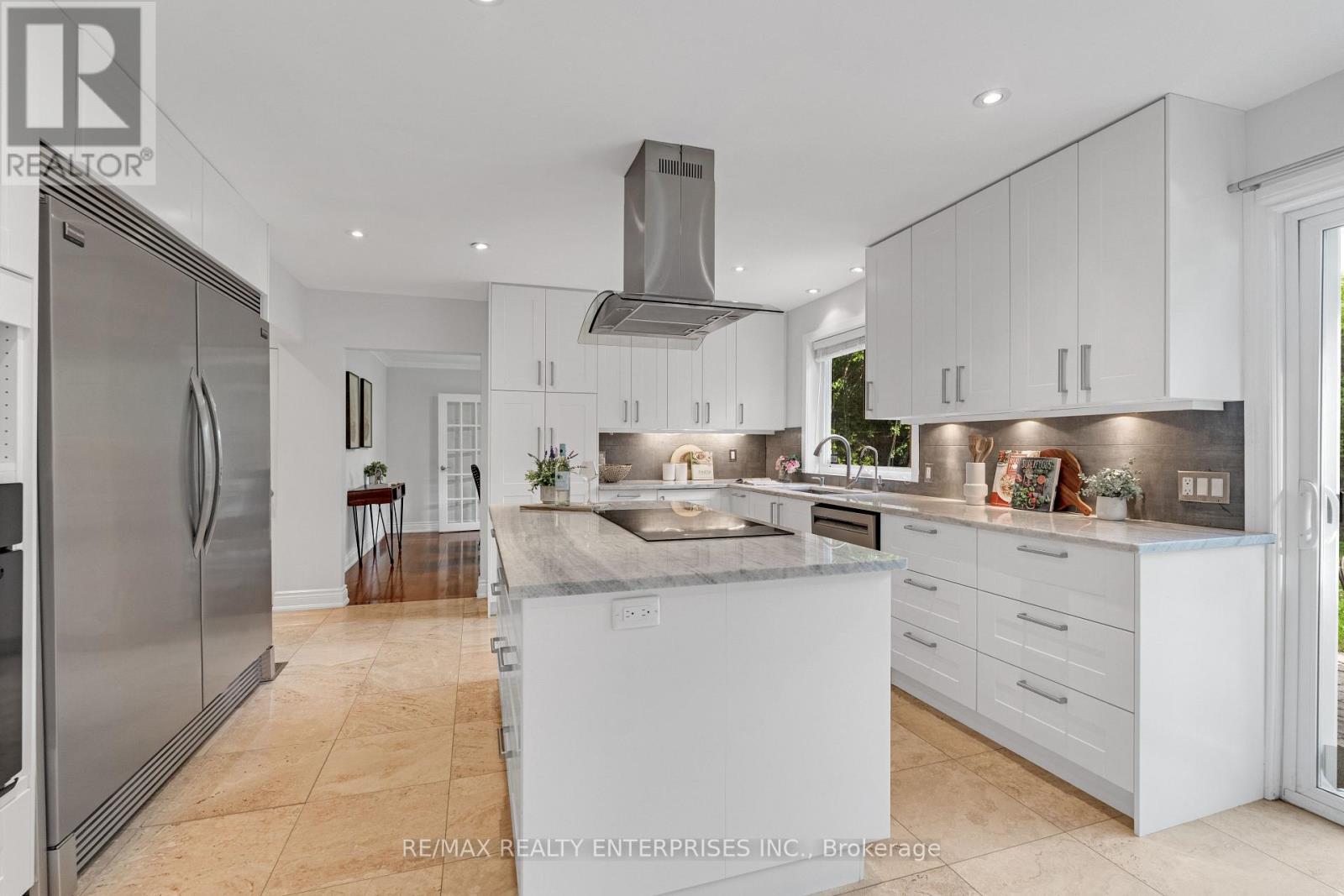 2084 Obeck Crescent, Mississauga, ON - Indoor Photo Showing Kitchen With Upgraded Kitchen
