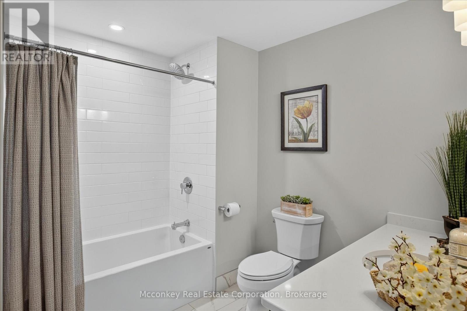 2nd Full Large Bathroom - 2 - 19 Hampton Lane, Selwyn, ON