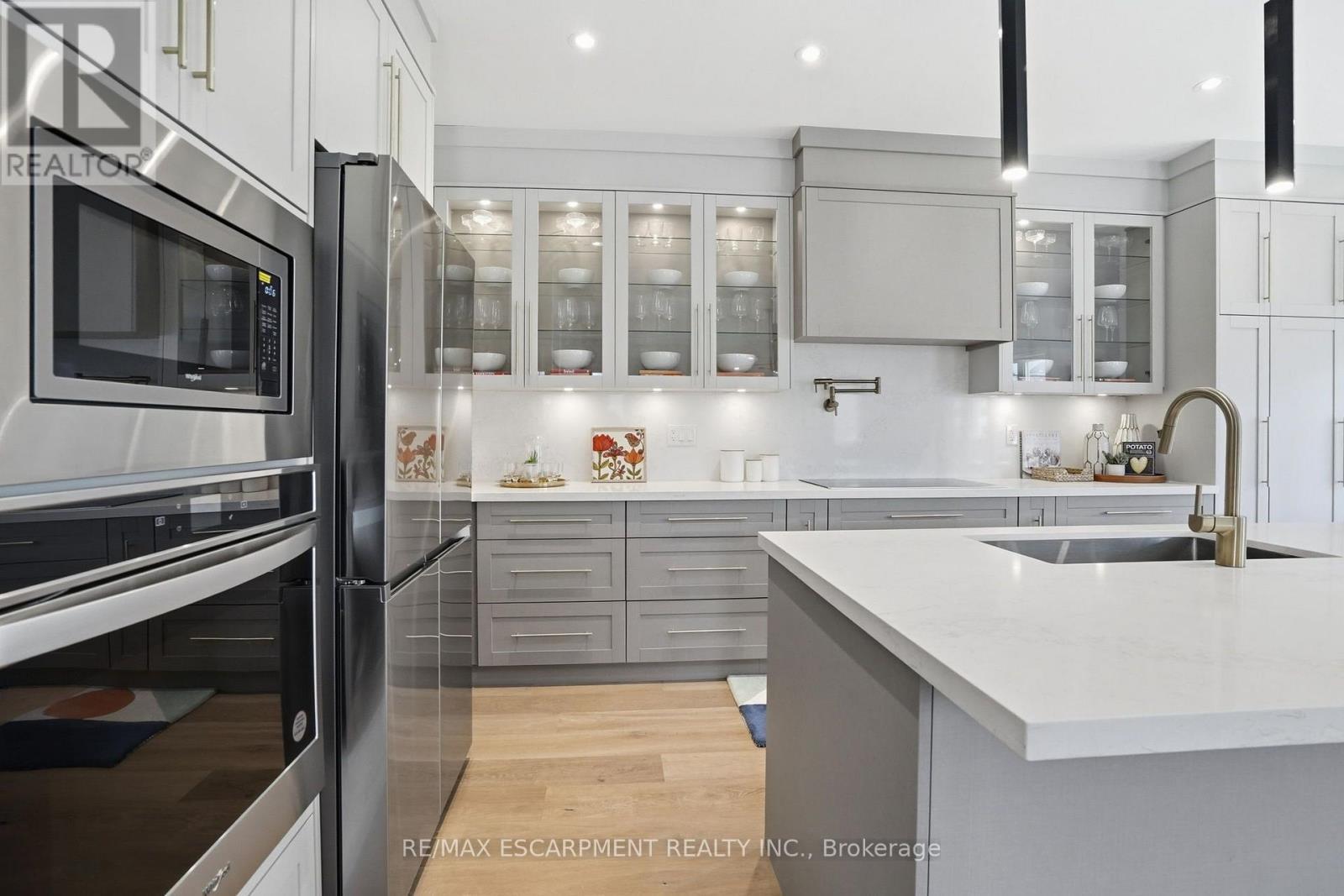 25 Rainey Drive, East Luther Grand Valley, ON - Indoor Photo Showing Kitchen With Upgraded Kitchen
