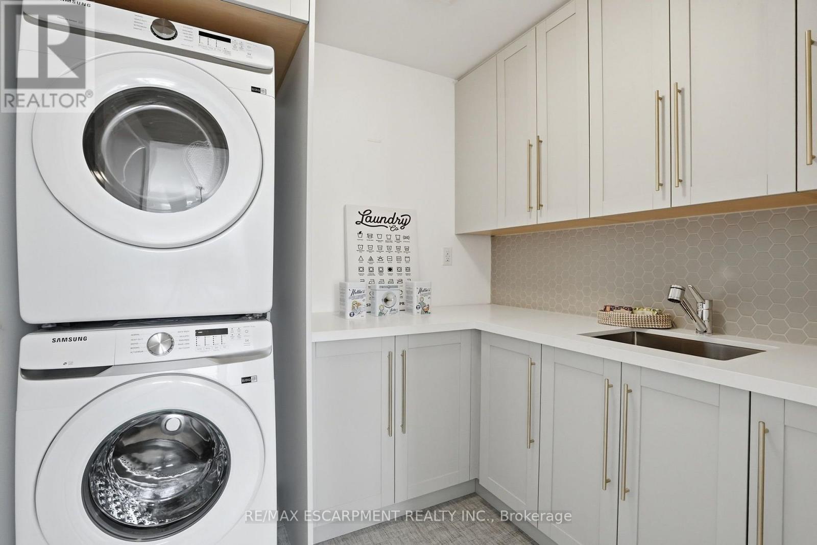 25 Rainey Drive, East Luther Grand Valley, ON - Indoor Photo Showing Laundry Room