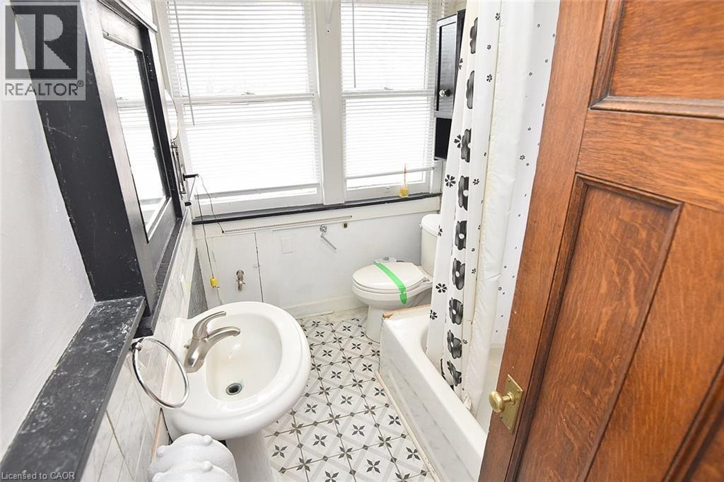 103 Sherman Avenue S, Hamilton, ON - Indoor Photo Showing Bathroom