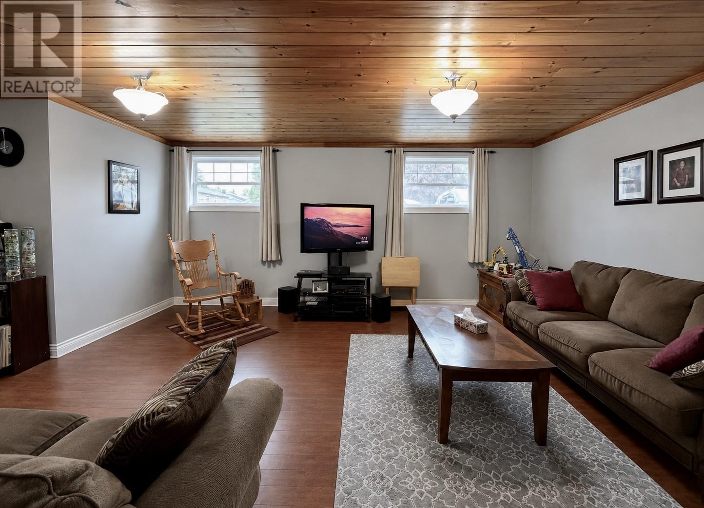 2 Carroll Avenue, Pasadena, NL