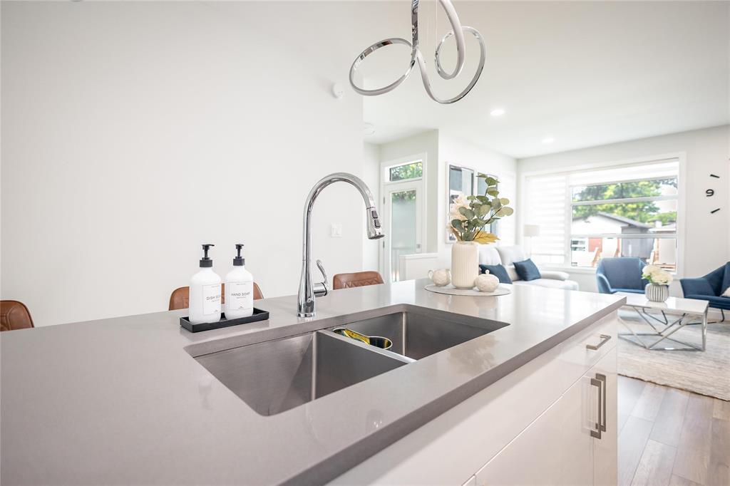 146 Pilgrim Avenue, Winnipeg, MB - Indoor Photo Showing Kitchen With Double Sink