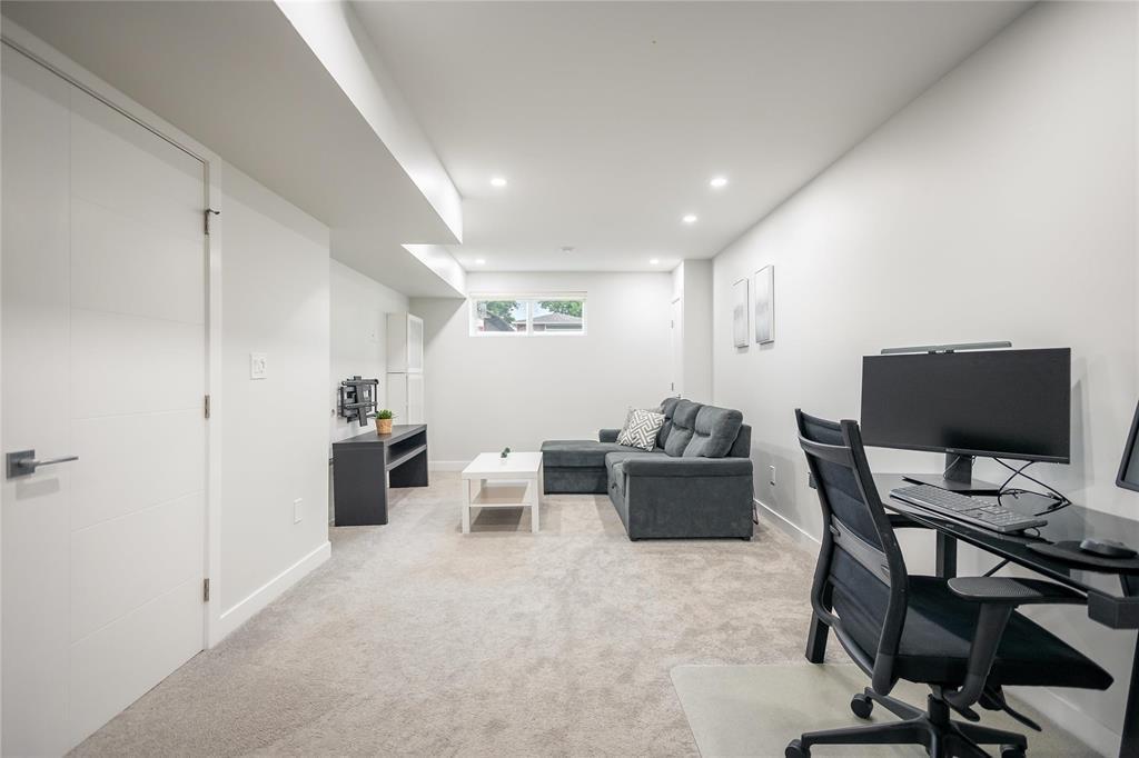 146 Pilgrim Avenue, Winnipeg, MB - Indoor Photo Showing Office