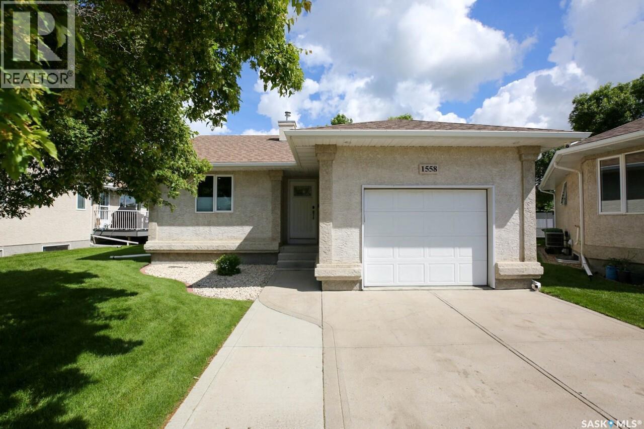 1558 Dewdney Bay, Regina, SK