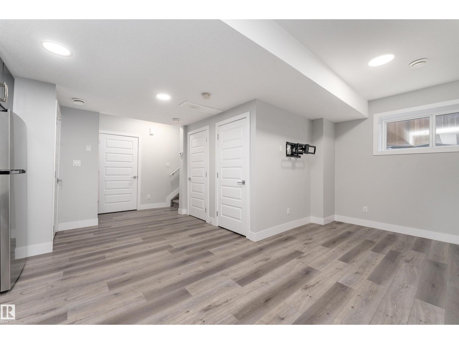 9338 Pear Li Sw, Edmonton, AB