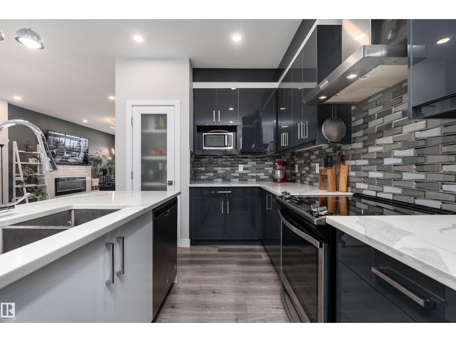 9338 Pear Li Sw, Edmonton, AB