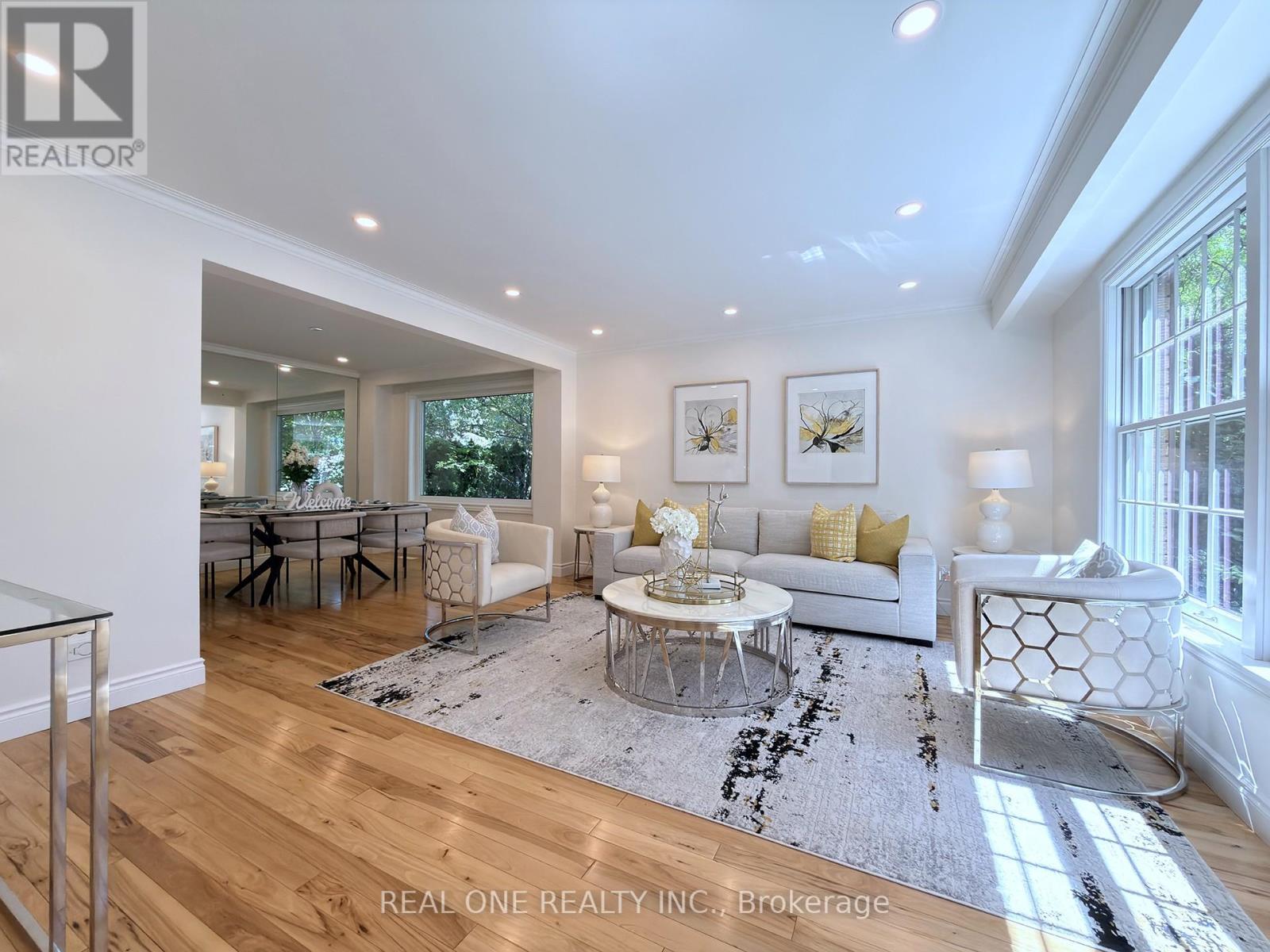 1585 Crombie Road, Mississauga, ON - Indoor Photo Showing Living Room