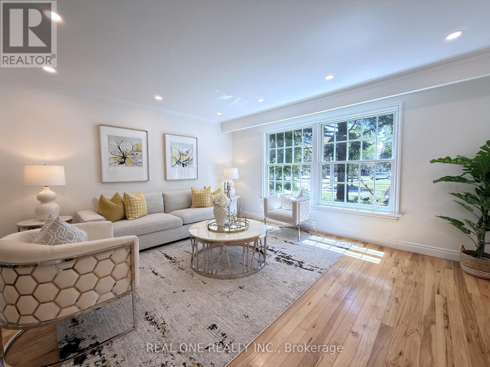 1585 Crombie Road, Mississauga, ON - Indoor Photo Showing Living Room