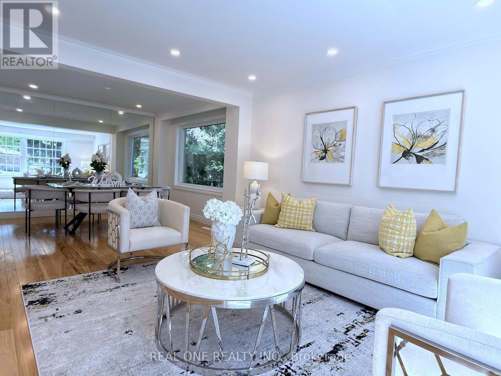1585 Crombie Road, Mississauga, ON - Indoor Photo Showing Living Room