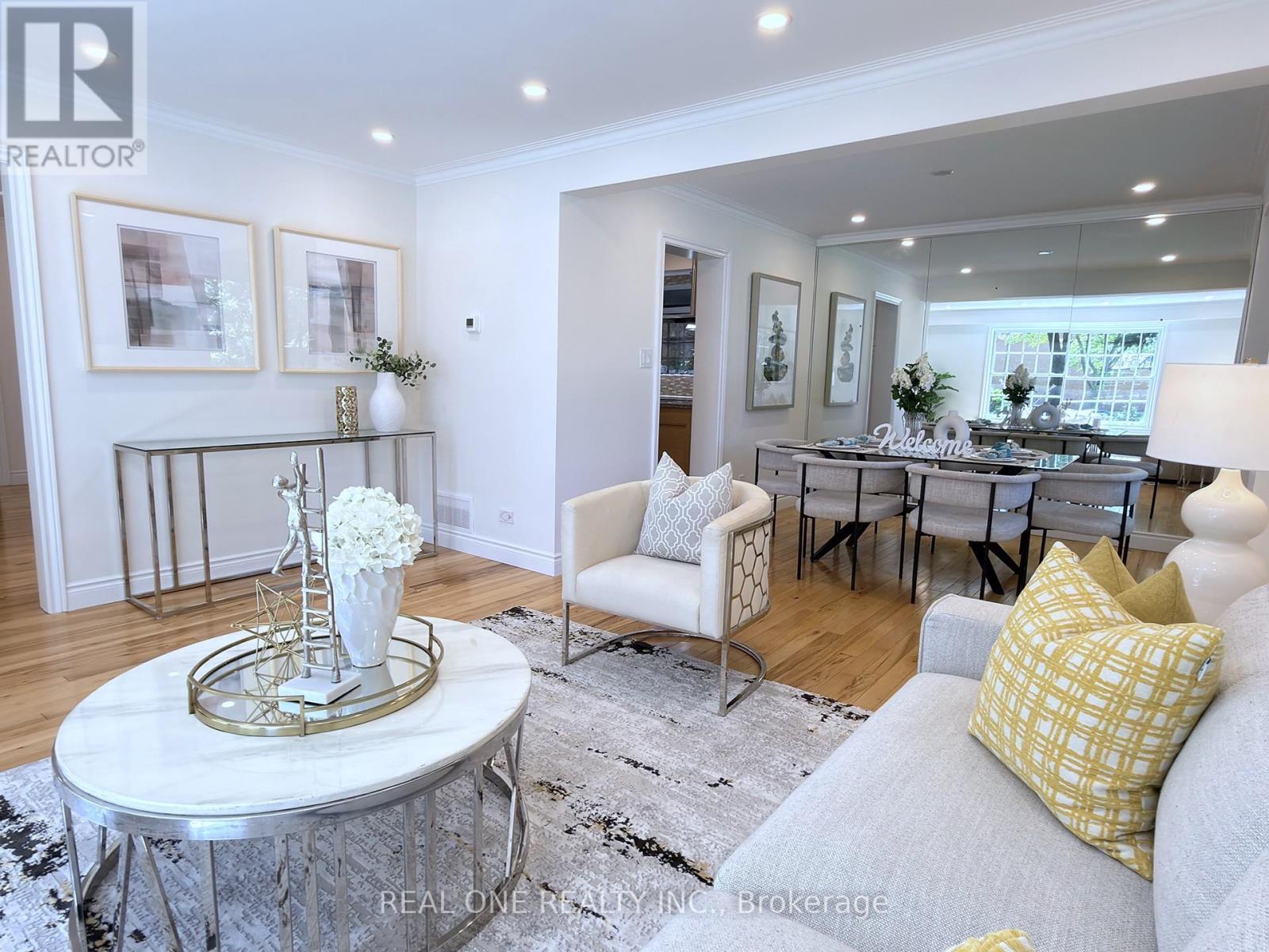 1585 Crombie Road, Mississauga, ON - Indoor Photo Showing Living Room