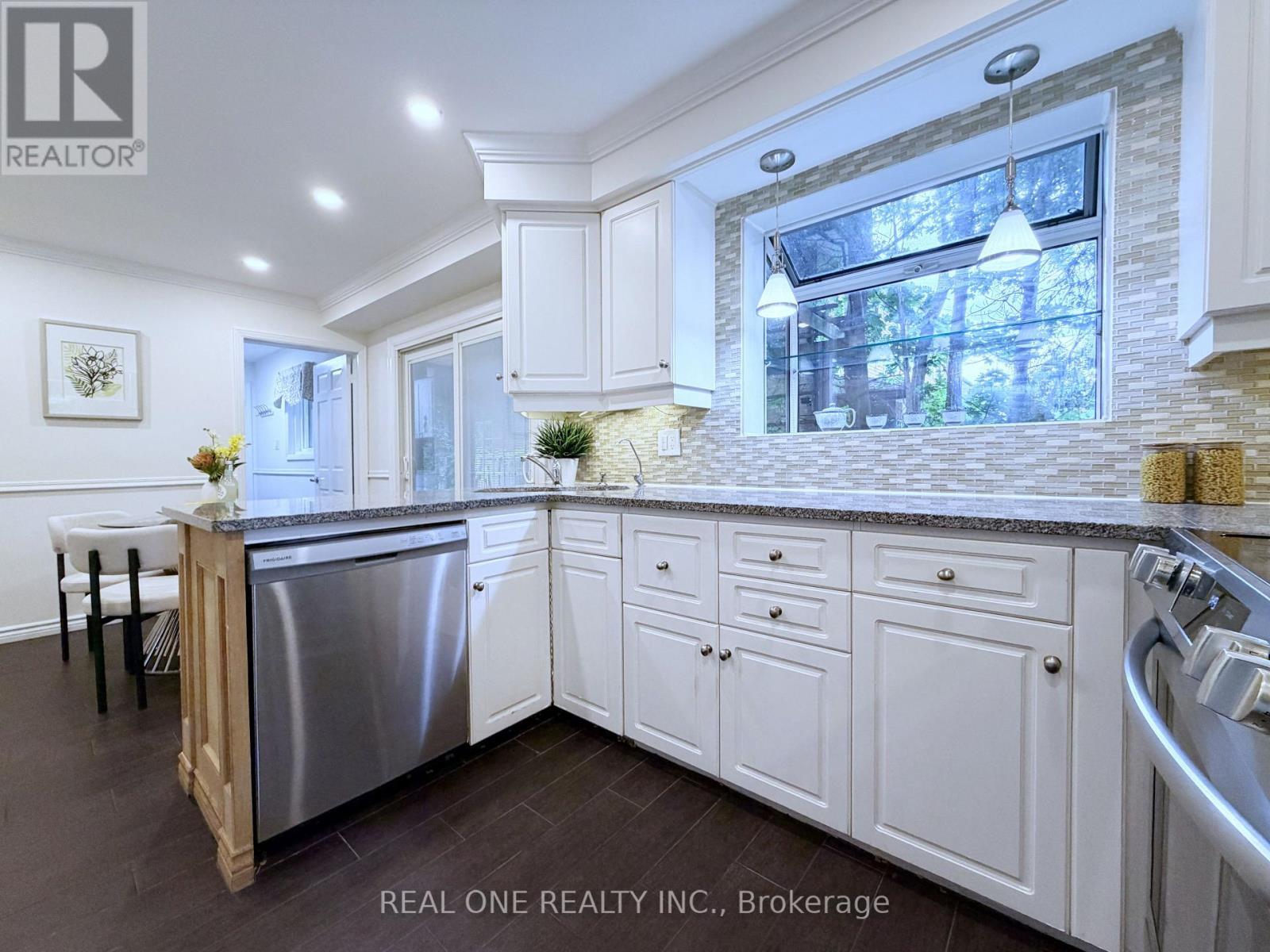 1585 Crombie Road, Mississauga, ON - Indoor Photo Showing Kitchen