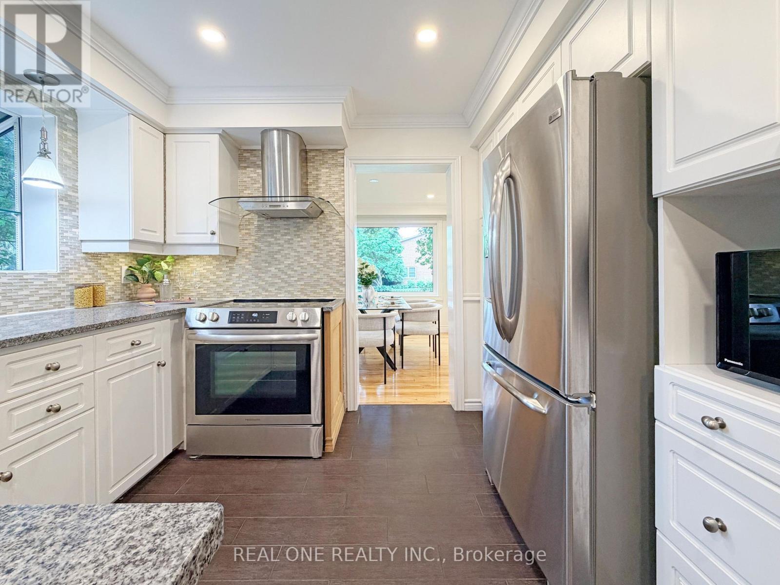 1585 Crombie Road, Mississauga, ON - Indoor Photo Showing Kitchen With Stainless Steel Kitchen With Upgraded Kitchen