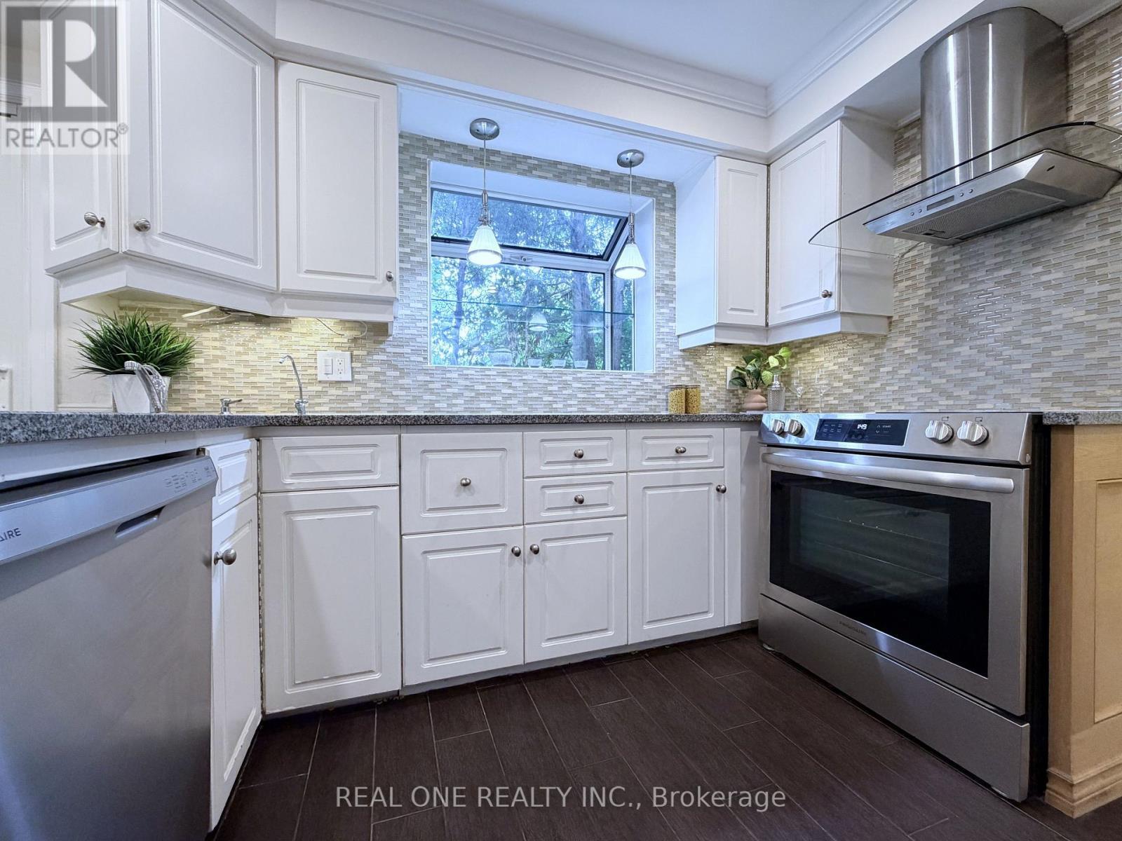 1585 Crombie Road, Mississauga, ON - Indoor Photo Showing Kitchen