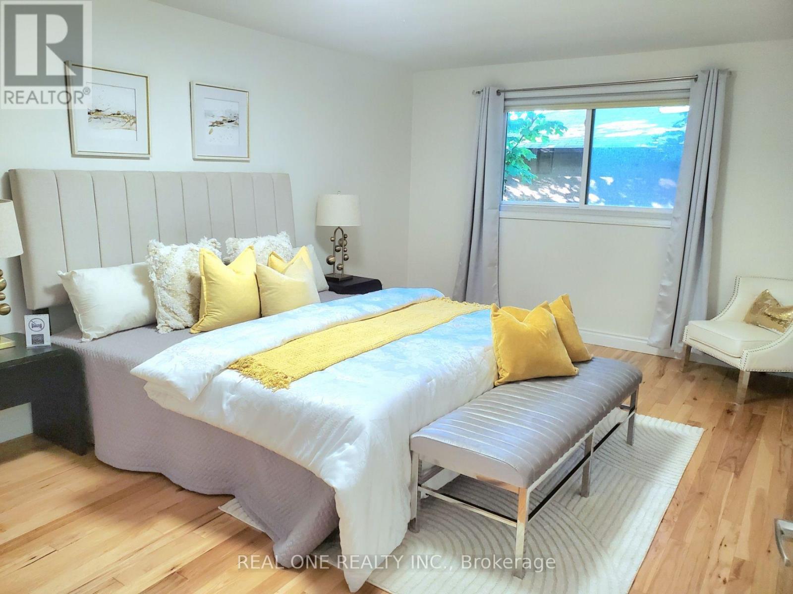 1585 Crombie Road, Mississauga, ON - Indoor Photo Showing Bedroom